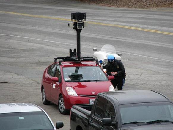 Приметные автомобили "Гугла", оснащенные фотокамерами на штативе